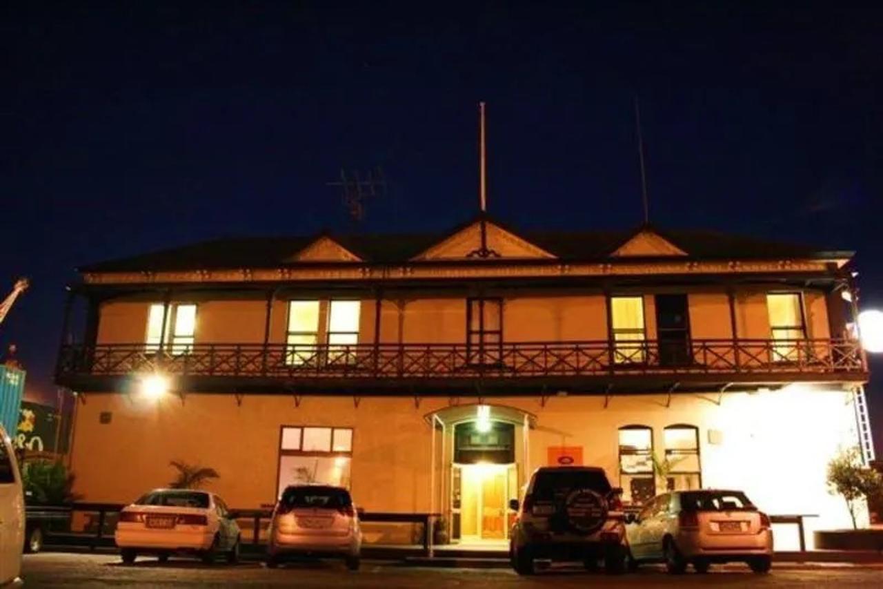 Customhouse Hotel And Backpackers Hostel Nelson Exterior photo